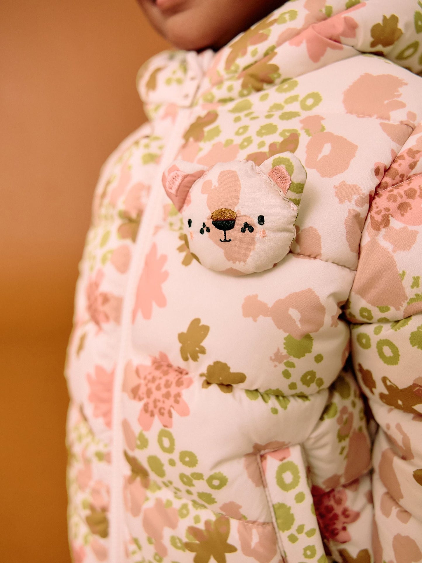 Pembe Çiçek Desenli Suya Dayanıklı Polar Astarlı Kapüşonlu Dolgulu Mont (3 Ay – 7 Yaş)