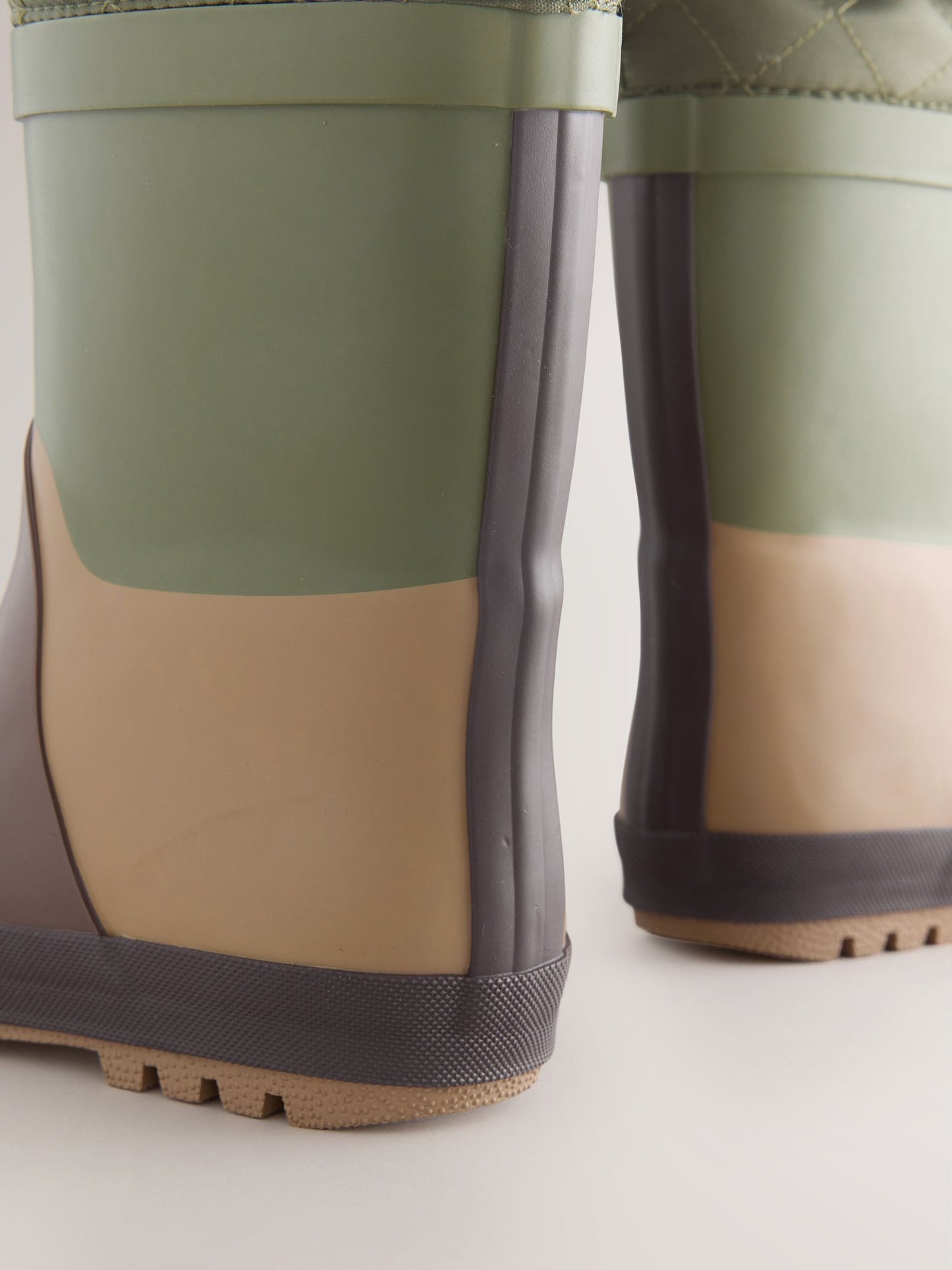 Kahverengi Renk Bloklu Sıcak Astarlı Kıvrık Paçalı Yağmur Çizmesi