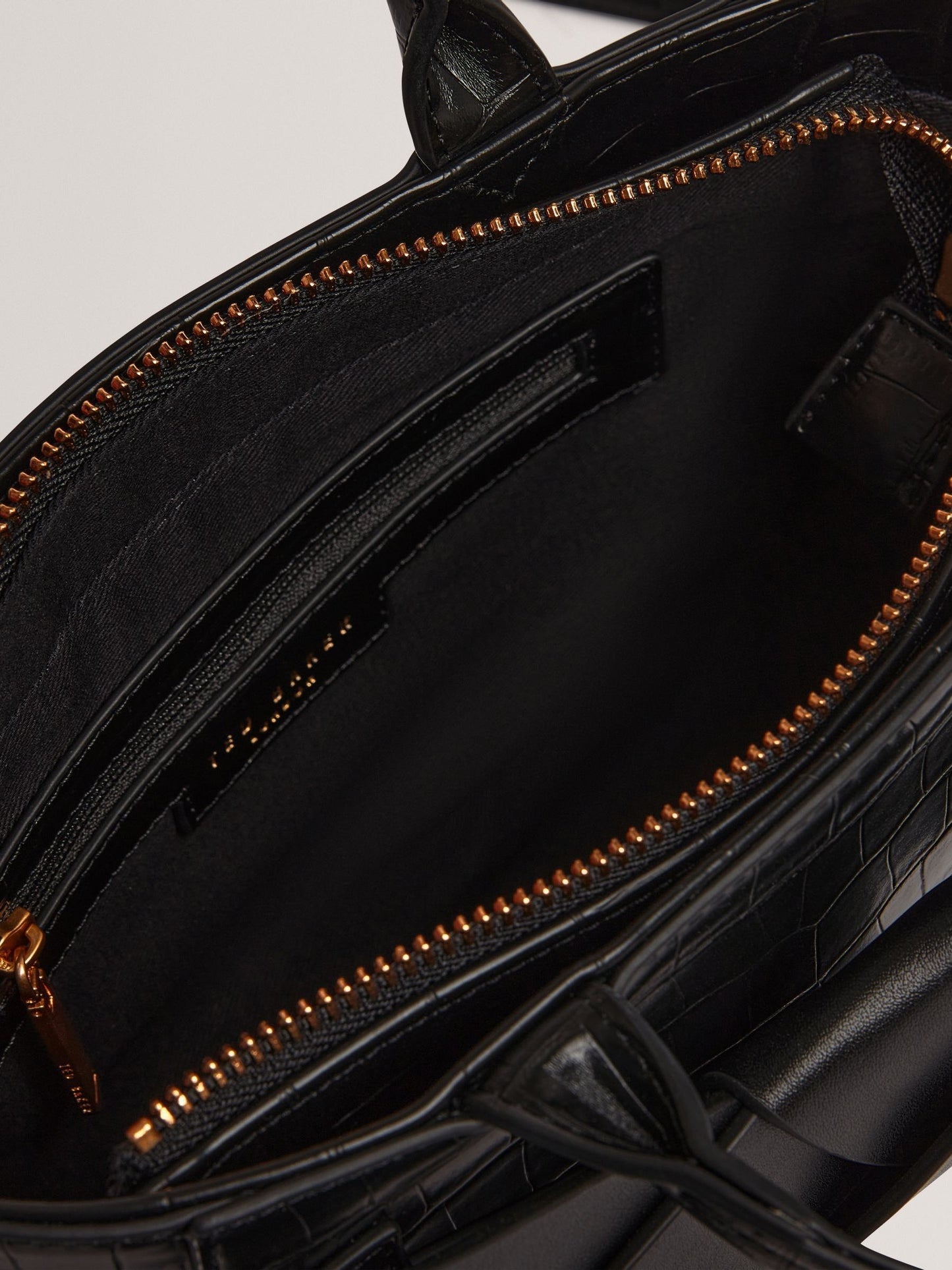 Ted Baker Jjosie Siyah Timsah Dokulu Mini Fiyonklu Çanta
